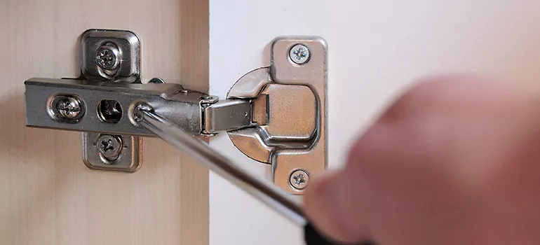 Creaky Door Hinges Fix in Pointe-du-Lac, QC