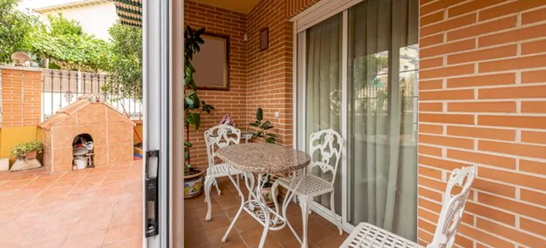 Adding Porch Enclosures To Your Home in Saint-etienne-des-Gres, Quebec