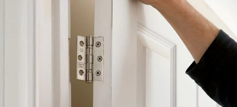 Bathroom Stall Door Hinge Repair in Pointe-du-Lac, QC