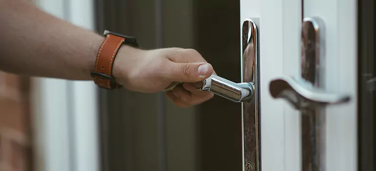 Lock Stile Activating Bracket in Mauricien, QC
